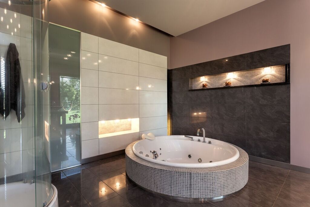 freestanding bathtub jetted